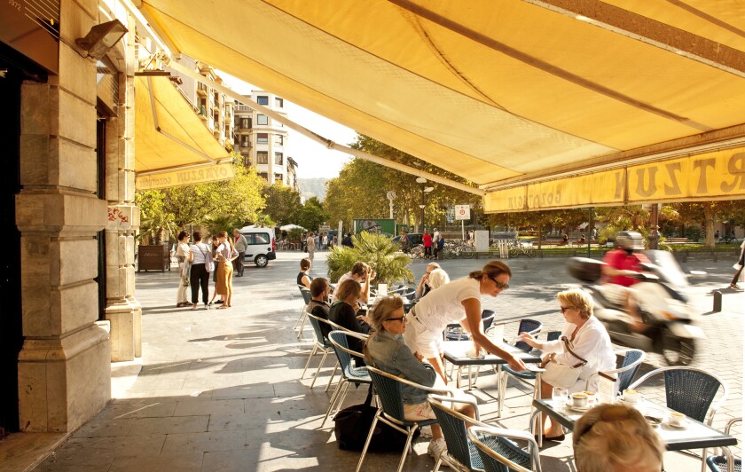 Café along Alameda del Boulevard